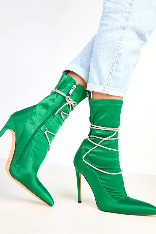 Žali satininiai aulinukai ant kulno... Žali satininiai aulinukai ant kulno...