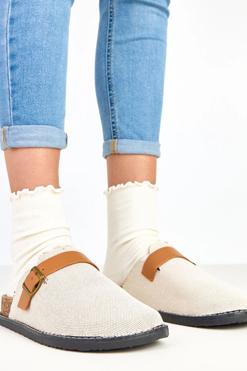 Rudos šlepetės ant...