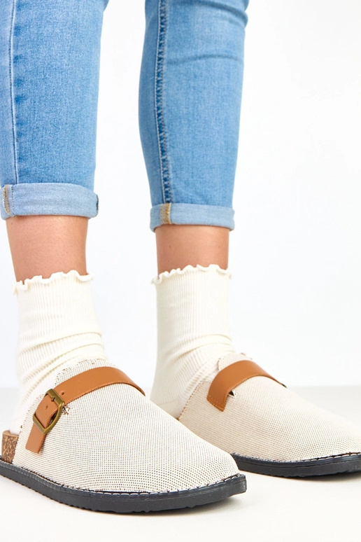 Rudos šlepetės ant kamštinės... Rudos šlepetės ant kamštinės...