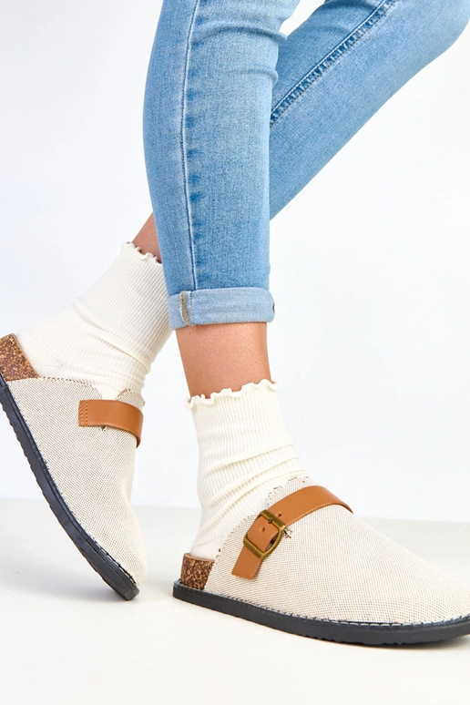 Rudos šlepetės ant kamštinės... Rudos šlepetės ant kamštinės...