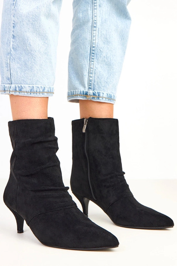 Juodos botinės ant žemo...