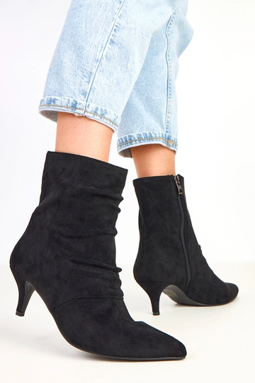 Juodos botinės ant žemo... 2