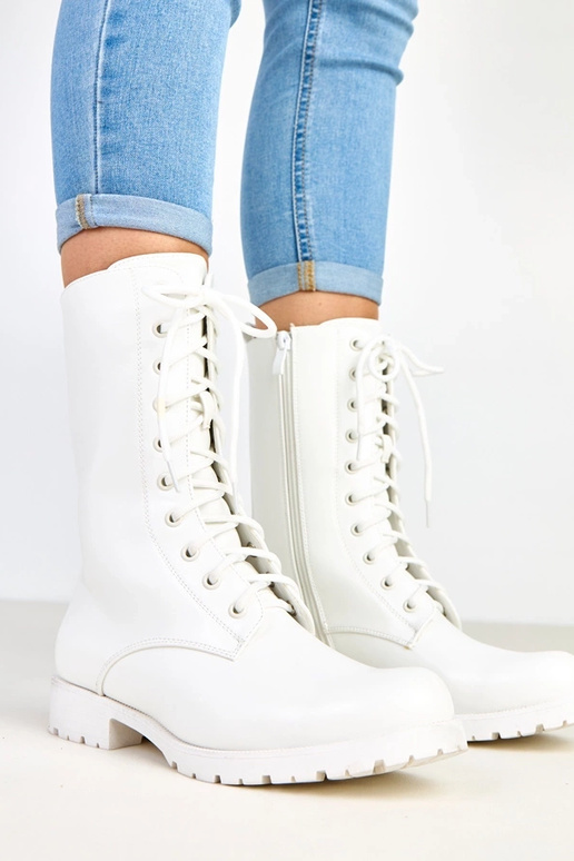 Baltos botinės ant žemo kulno su... Baltos botinės ant žemo kulno su...