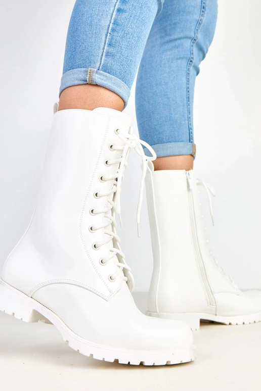 Baltos botinės ant žemo kulno su... Baltos botinės ant žemo kulno su...