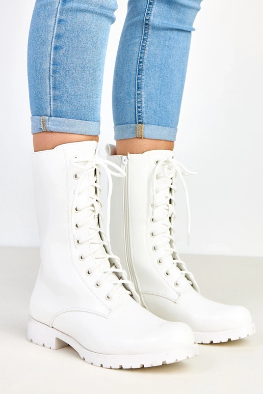 Baltos botinės ant žemo kulno su... Baltos botinės ant žemo kulno su...