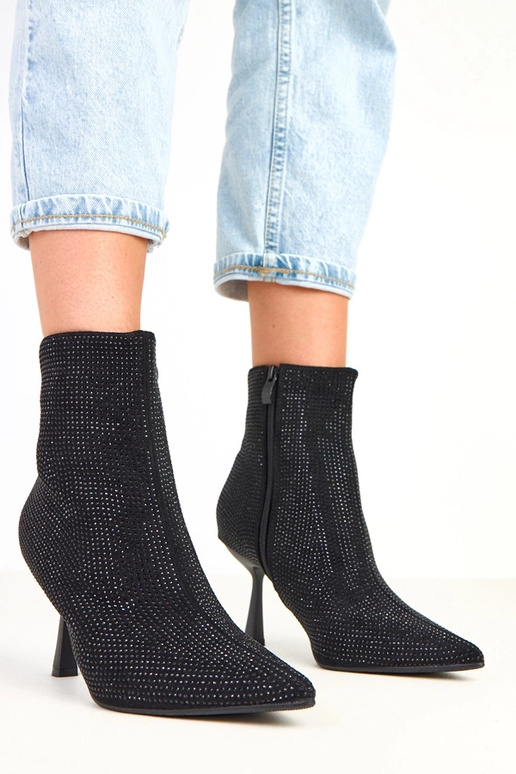 Juodos botinės ant aukštakulnio... Juodos botinės ant aukštakulnio...