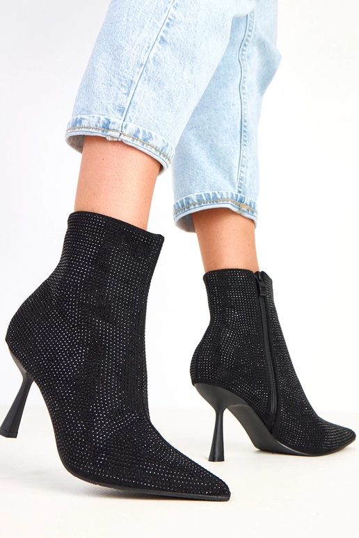 Juodos botinės ant aukštakulnio... Juodos botinės ant aukštakulnio...