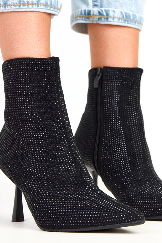 Juodos botinės ant aukštakulnio... Juodos botinės ant aukštakulnio...