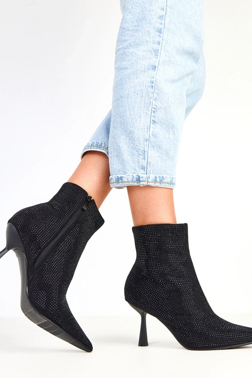 Juodos botinės ant aukštakulnio... Juodos botinės ant aukštakulnio...