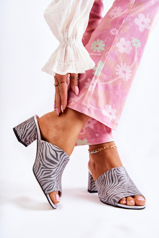 Oda Moteriškas Šlepetės su kulniukais Zebra pilkos spalvos Nessita Oda Moteriškas Šlepetės su kulniukais Zebra pilkos spalvos Nessita