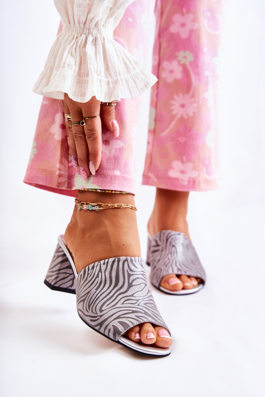 Oda Moteriškas Šlepetės su kulniukais Zebra pilkos spalvos Nessita Oda Moteriškas Šlepetės su kulniukais Zebra pilkos spalvos Nessita