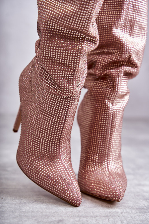 Tai turidingi ilgaauliai batai su plonais kulniukais su tviskančiomis akutėmis rožinės spalvos Lovisa