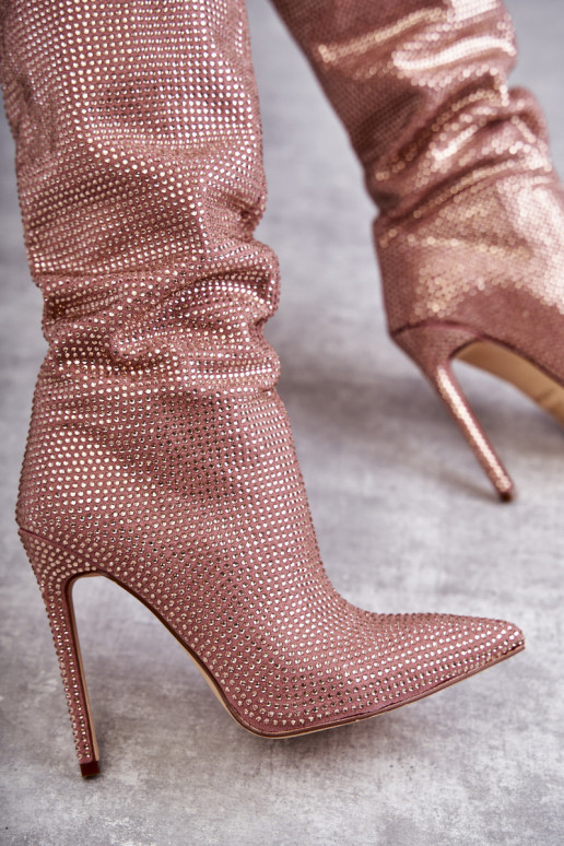 Tai turidingi ilgaauliai batai su plonais kulniukais su tviskančiomis akutėmis rožinės spalvos Lovisa