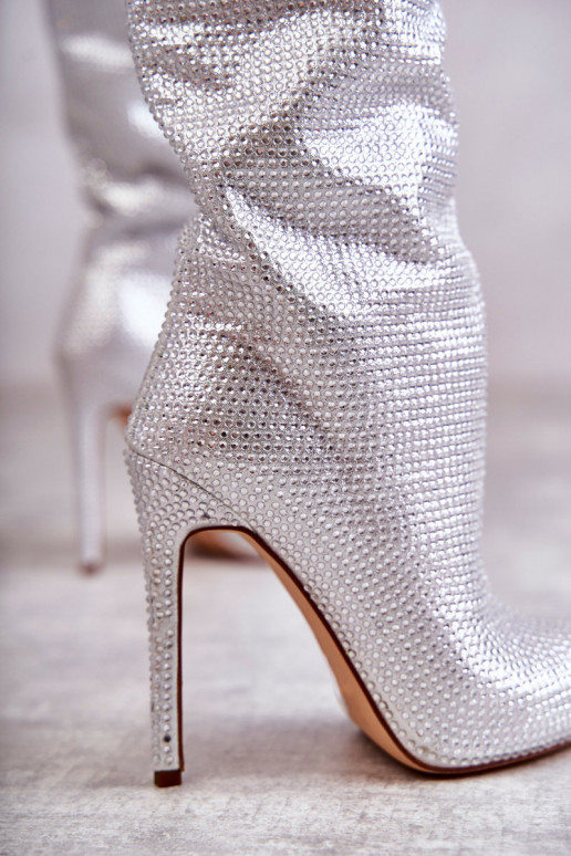 Tai turidingi ilgaauliai batai su plonais kulniukais su tviskančiomis akutėmis sidabro spalvos Lovisa
