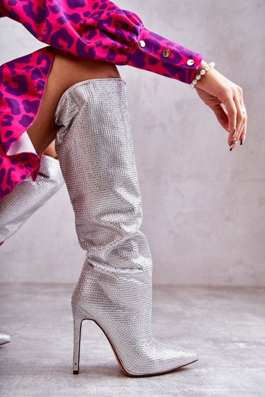 Tai turidingi ilgaauliai batai su plonais kulniukais su tviskančiomis akutėmis sidabro spalvos Lovisa