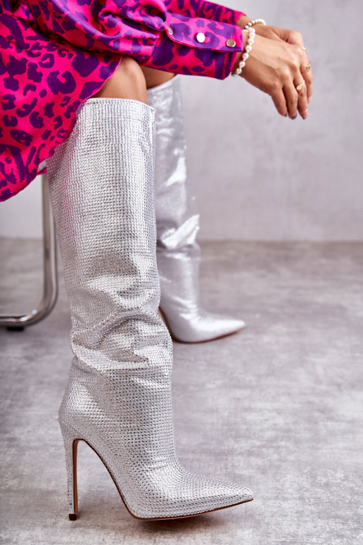 Tai turidingi ilgaauliai batai su plonais kulniukais su tviskančiomis akutėmis sidabro spalvos Lovisa