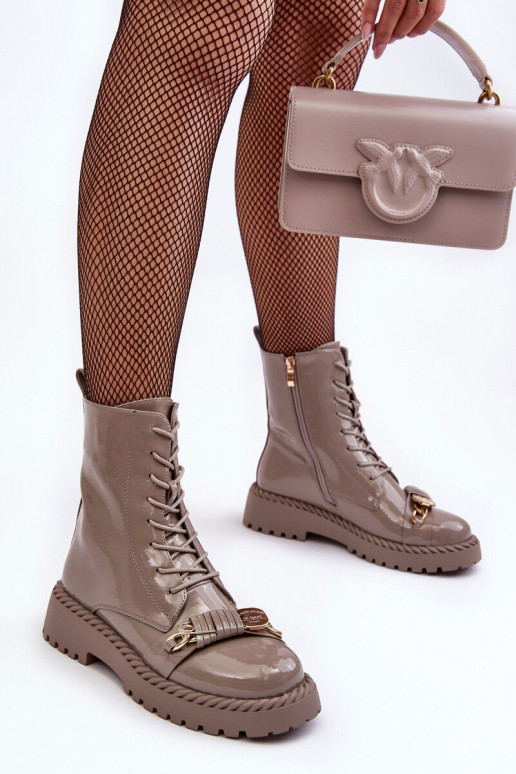 Moteriškas su lako efektu Darbiniai kulkšnies batai su ornamentais smėlio spalvos S.Barski MR870-67 Moteriškas su lako efektu Darbiniai kulkšnies batai su ornamentais smėlio spalvos S.Barski MR870-67