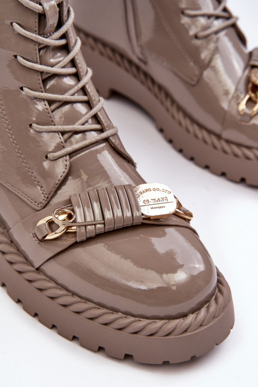 Moteriškas su lako efektu Darbiniai kulkšnies batai su ornamentais smėlio spalvos S.Barski MR870-67 Moteriškas su lako efektu Darbiniai kulkšnies batai su ornamentais smėlio spalvos S.Barski MR870-67