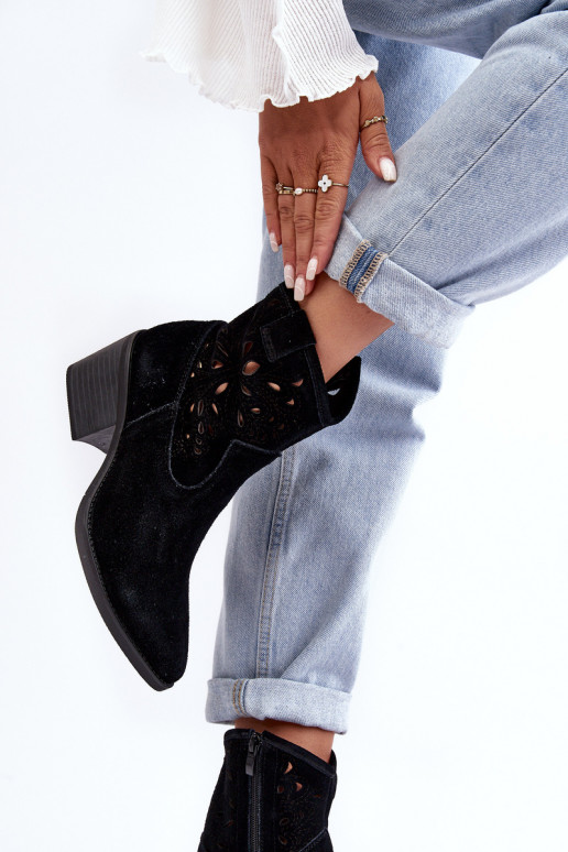 Zomšiniai batai kaubojiško stiliaus su aužūro elementais D&A SN622-20 juodos spalvos Zomšiniai batai kaubojiško stiliaus su aužūro elementais D&A SN622-20 juodos spalvos