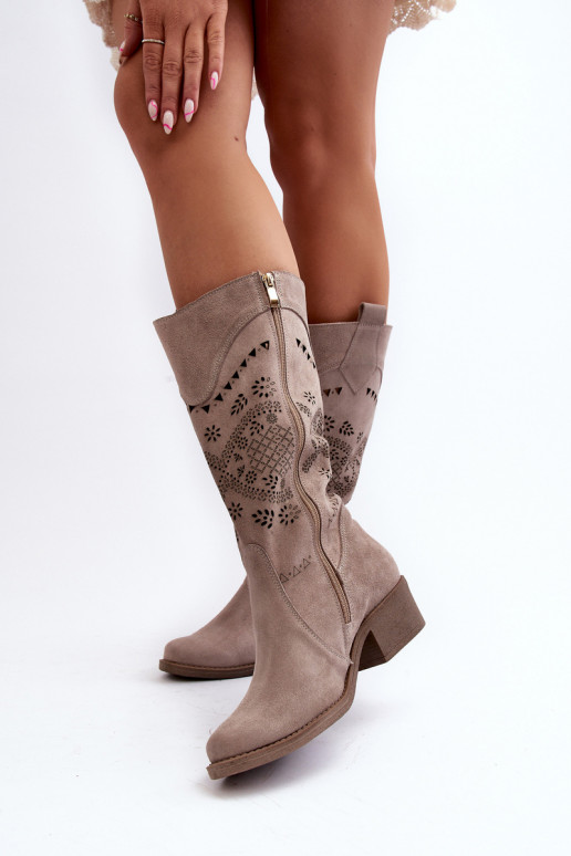 Zazoo 4043 iš zomšos ilgaauliai batai Ant žemo kulno su aužūro elementais kapučino spalvos Zazoo 4043 iš zomšos ilgaauliai batai Ant žemo kulno su aužūro elementais kapučino spalvos