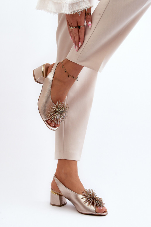 Moteriškos basutės su ornamentais Laura Messi 2719 aukso spalvos Moteriškos basutės su ornamentais Laura Messi 2719 aukso spalvos