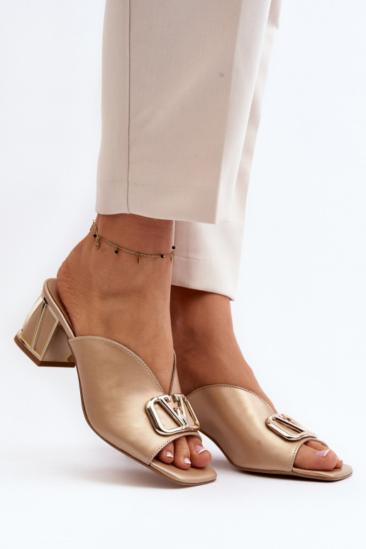 Elegantiško stiliaus Moteriškos šlepetės su kulniukais Laura Messi 2771 aukso spalvos Elegantiško stiliaus Moteriškos šlepetės su kulniukais Laura Messi 2771 aukso spalvos