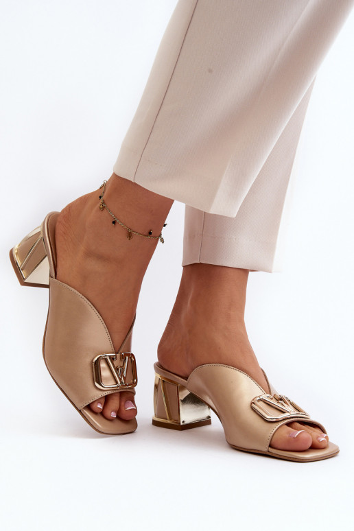 Elegantiško stiliaus Moteriškos šlepetės su kulniukais Laura Messi 2771 aukso spalvos Elegantiško stiliaus Moteriškos šlepetės su kulniukais Laura Messi 2771 aukso spalvos