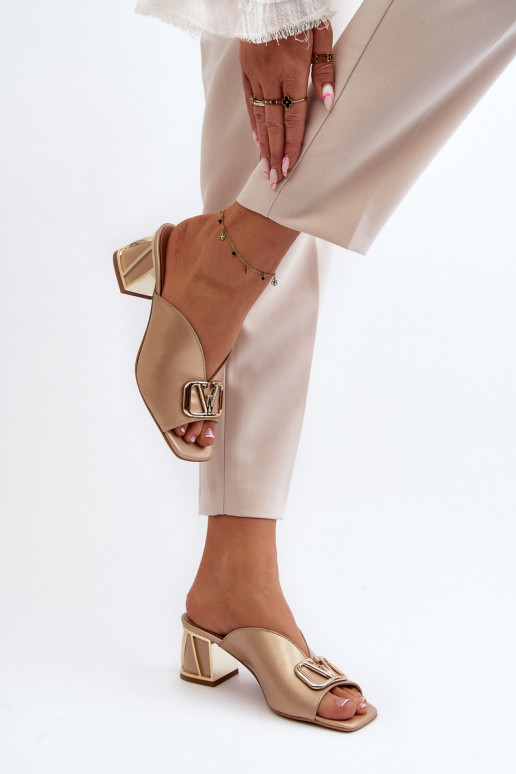 Elegantiško stiliaus Moteriškos šlepetės su kulniukais Laura Messi 2771 aukso spalvos Elegantiško stiliaus Moteriškos šlepetės su kulniukais Laura Messi 2771 aukso spalvos