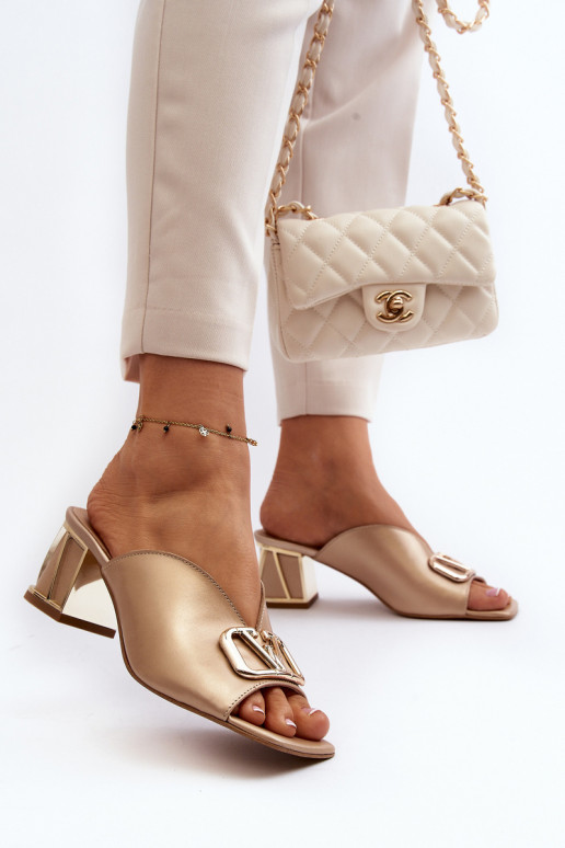 Elegantiško stiliaus Moteriškos šlepetės su kulniukais Laura Messi 2771 aukso spalvos Elegantiško stiliaus Moteriškos šlepetės su kulniukais Laura Messi 2771 aukso spalvos