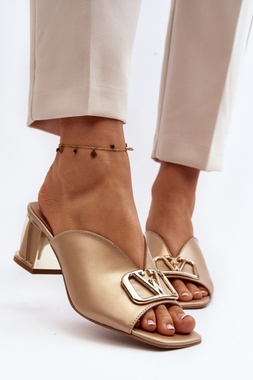 Elegantiško stiliaus Moteriškos šlepetės su kulniukais Laura Messi 2771 aukso spalvos Elegantiško stiliaus Moteriškos šlepetės su kulniukais Laura Messi 2771 aukso spalvos