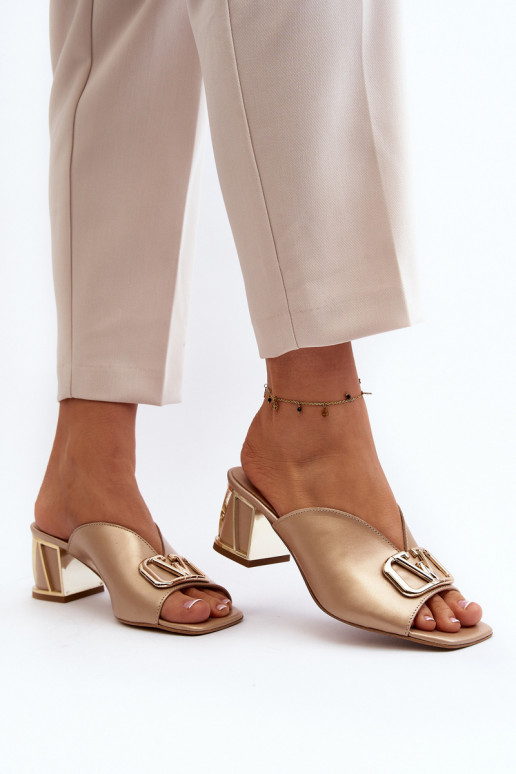 Elegantiško stiliaus Moteriškos šlepetės su kulniukais Laura Messi 2771 aukso spalvos Elegantiško stiliaus Moteriškos šlepetės su kulniukais Laura Messi 2771 aukso spalvos