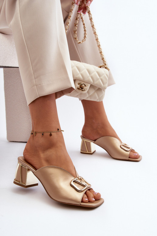 Elegantiško stiliaus Moteriškos šlepetės su kulniukais Laura Messi 2771 aukso spalvos Elegantiško stiliaus Moteriškos šlepetės su kulniukais Laura Messi 2771 aukso spalvos