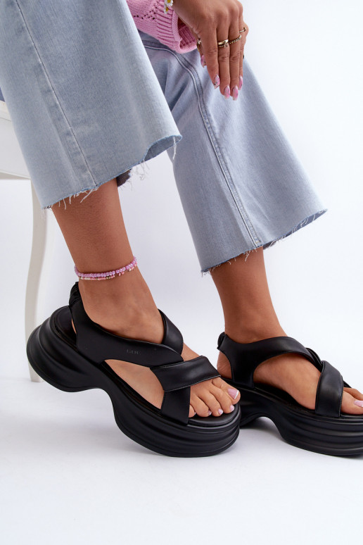 Moteriškos basutės Moteriškas su madingais masyviais padais juodos spalvos GOE NN2N4106