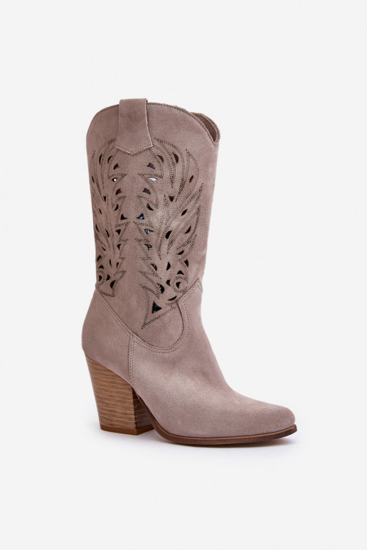 su aužūro elementais ilgaauliai batai Blauzdos vidurys su kulniukais iš zomšos LeĮskis 3609 kapučino spalvos su aužūro elementais ilgaauliai batai Blauzdos vidurys su kulniukais iš zomšos LeĮskis 3609 kapučino spalvos