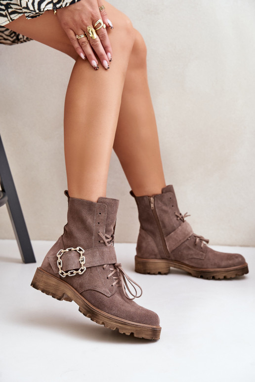 Zazoo 2951 Zomšiniai batai dekoruoti su sagtimis smėlio spalvos Zazoo 2951 Zomšiniai batai dekoruoti su sagtimis smėlio spalvos