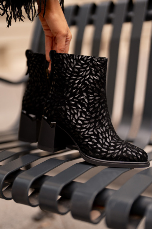 Zomšiniai aulinukai ant kulno Su puošniais Tłoczeniem D&A CR42-192 juodos spalvos Zomšiniai aulinukai ant kulno Su puošniais Tłoczeniem D&A CR42-192 juodos spalvos