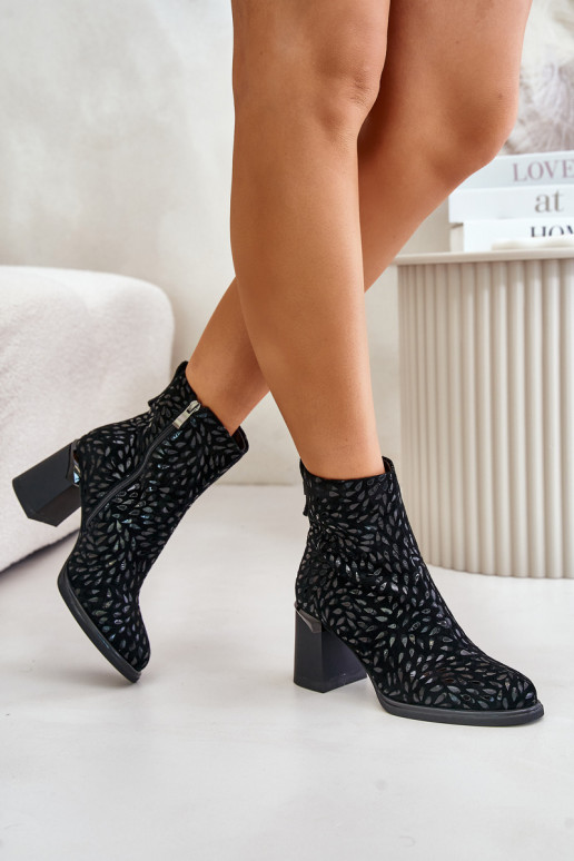 Zomšiniai aulinukai ant kulno Su puošniais Tłoczeniem D&A CR42-192 juodos spalvos Zomšiniai aulinukai ant kulno Su puošniais Tłoczeniem D&A CR42-192 juodos spalvos