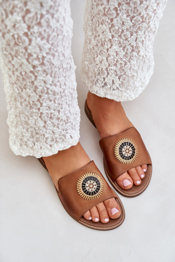 Odinės šlepetės su ornamentais su plačiais kulniukais LeĮskis 3047/O rudos spalvos 2