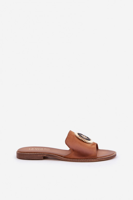 Odinės šlepetės su ornamentais su plačiais kulniukais LeĮskis 3047/O rudos spalvos Odinės šlepetės su ornamentais su plačiais kulniukais LeĮskis 3047/O rudos spalvos