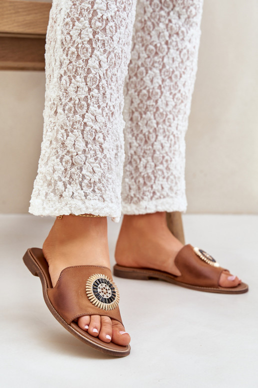 Odinės šlepetės su ornamentais su plačiais kulniukais LeĮskis 3047/O rudos spalvos Odinės šlepetės su ornamentais su plačiais kulniukais LeĮskis 3047/O rudos spalvos