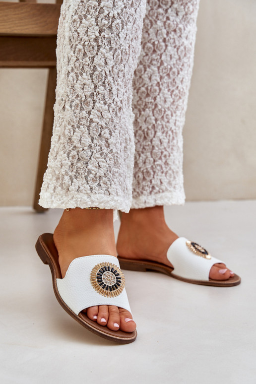 Odinės šlepetės su ornamentais su plačiais kulniukais LeĮskis 3047/O baltos spalvos Odinės šlepetės su ornamentais su plačiais kulniukais LeĮskis 3047/O baltos spalvos