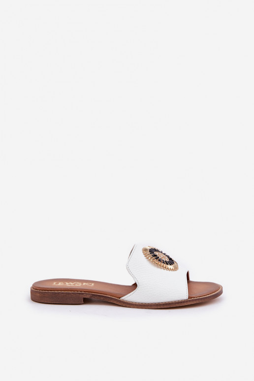 Odinės šlepetės su ornamentais su plačiais kulniukais LeĮskis 3047/O baltos spalvos Odinės šlepetės su ornamentais su plačiais kulniukais LeĮskis 3047/O baltos spalvos