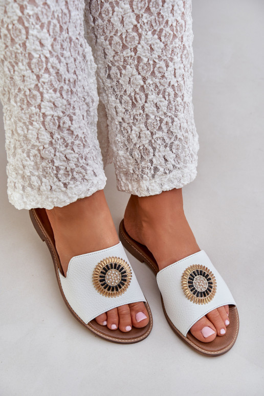 Odinės šlepetės su ornamentais su plačiais kulniukais LeĮskis 3047/O baltos spalvos Odinės šlepetės su ornamentais su plačiais kulniukais LeĮskis 3047/O baltos spalvos