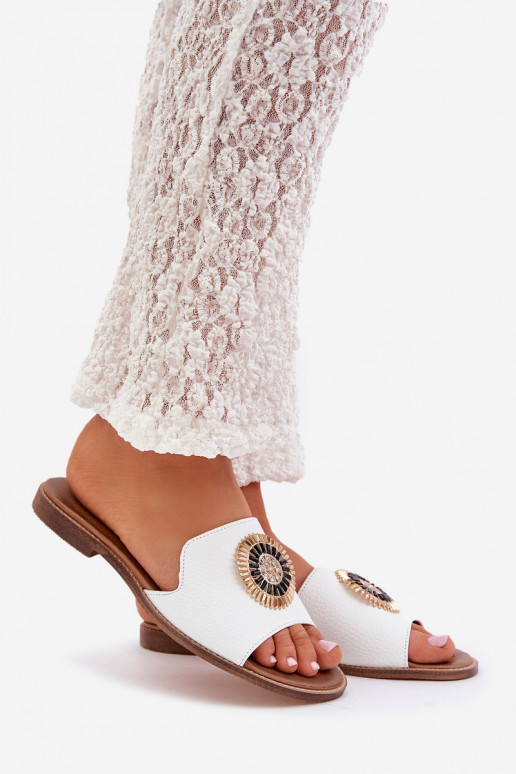 Odinės šlepetės su ornamentais su plačiais kulniukais LeĮskis 3047/O baltos spalvos Odinės šlepetės su ornamentais su plačiais kulniukais LeĮskis 3047/O baltos spalvos