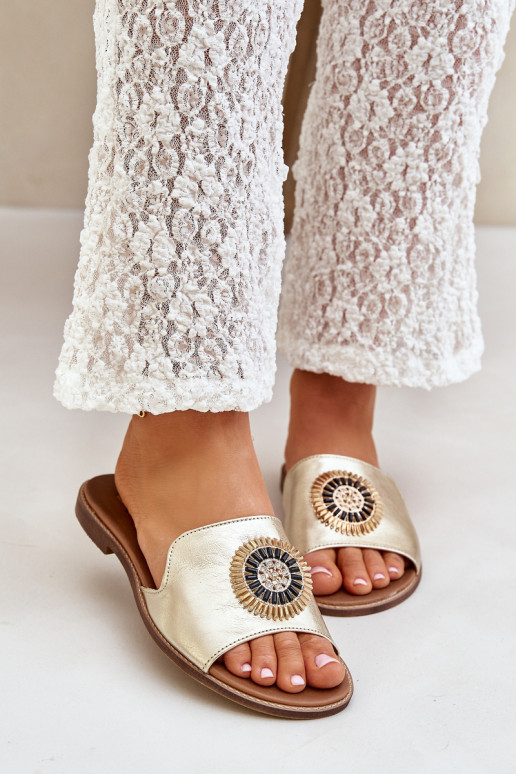 Odinės šlepetės su ornamentais su plačiais kulniukais Zazoo 3047/O aukso spalvos Odinės šlepetės su ornamentais su plačiais kulniukais Zazoo 3047/O aukso spalvos