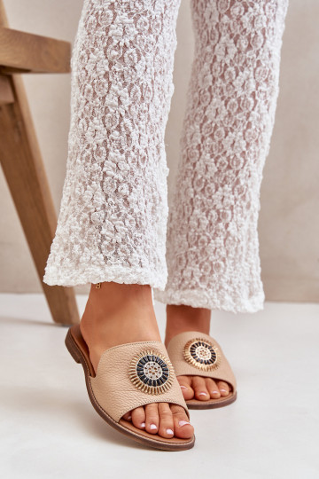 Odinės šlepetės su ornamentais su plačiais kulniukais LeĮskis 3047/O smėlio spalvos