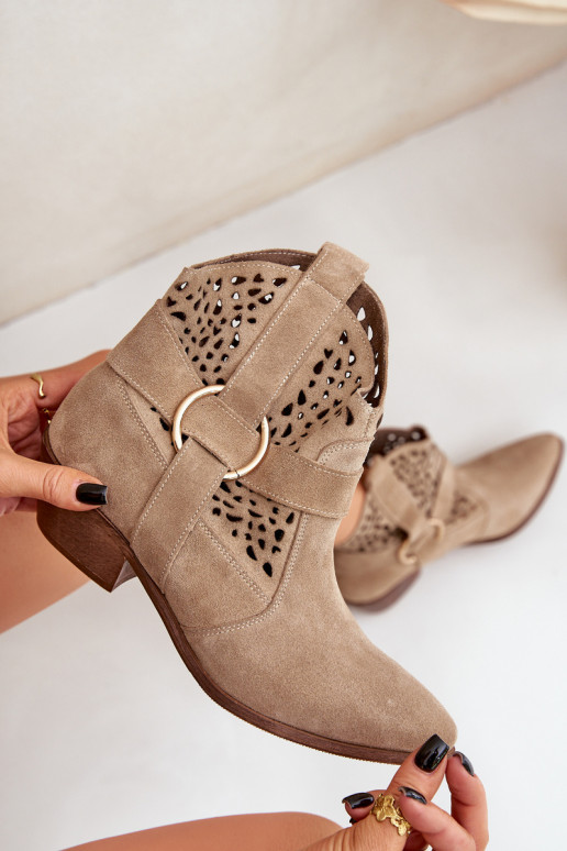 Zomšiniai batai kaubojiško stiliaus su aužūro elementais su kulniukais Zazoo 2994 smėlio spalvos Zomšiniai batai kaubojiško stiliaus su aužūro elementais su kulniukais Zazoo 2994 smėlio spalvos