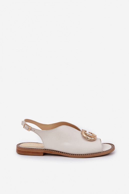 Moteriškos basutės su plačiais kulniukais su ornamentais Laura Messi 2865 dramblio kaulo spalvos Moteriškos basutės su plačiais kulniukais su ornamentais Laura Messi 2865 dramblio kaulo spalvos