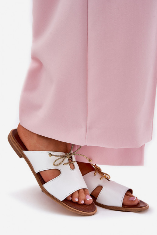 Odinės šlepetės Moteriškas su plačiais kulniukais Zazoo 3022 baltos spalvos Odinės šlepetės Moteriškas su plačiais kulniukais Zazoo 3022 baltos spalvos