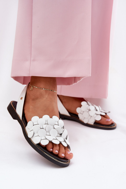 Moteriškos basutės su plačiais kulniukais Zazoo 40425 baltos spalvos Moteriškos basutės su plačiais kulniukais Zazoo 40425 baltos spalvos